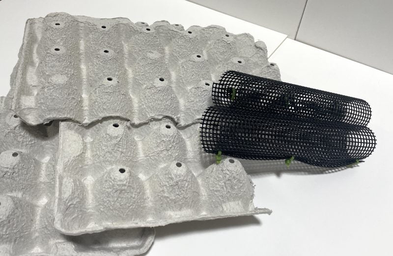 デュビアの隠れ家として利用する卵パックと鉢底ネット